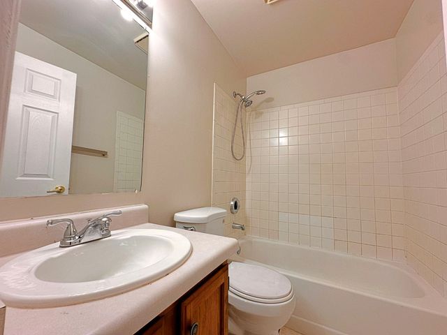 8 Gant Circle D, Streamwood, IL 60107