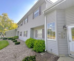 8 Gant Circle D, Streamwood, IL 60107