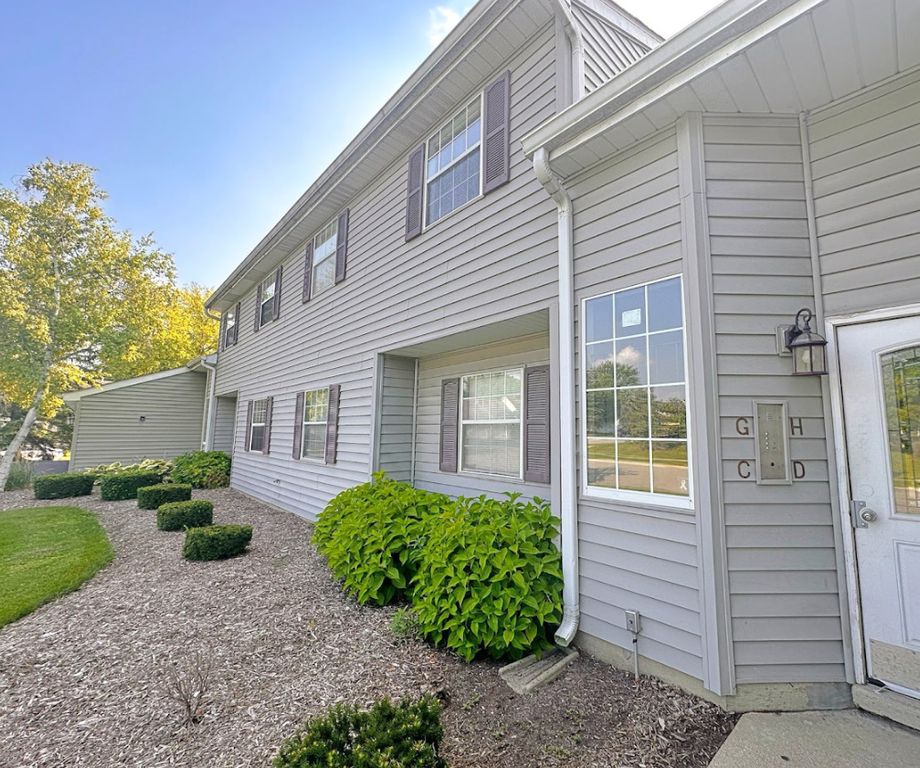 8 Gant Circle D, Streamwood, IL 60107