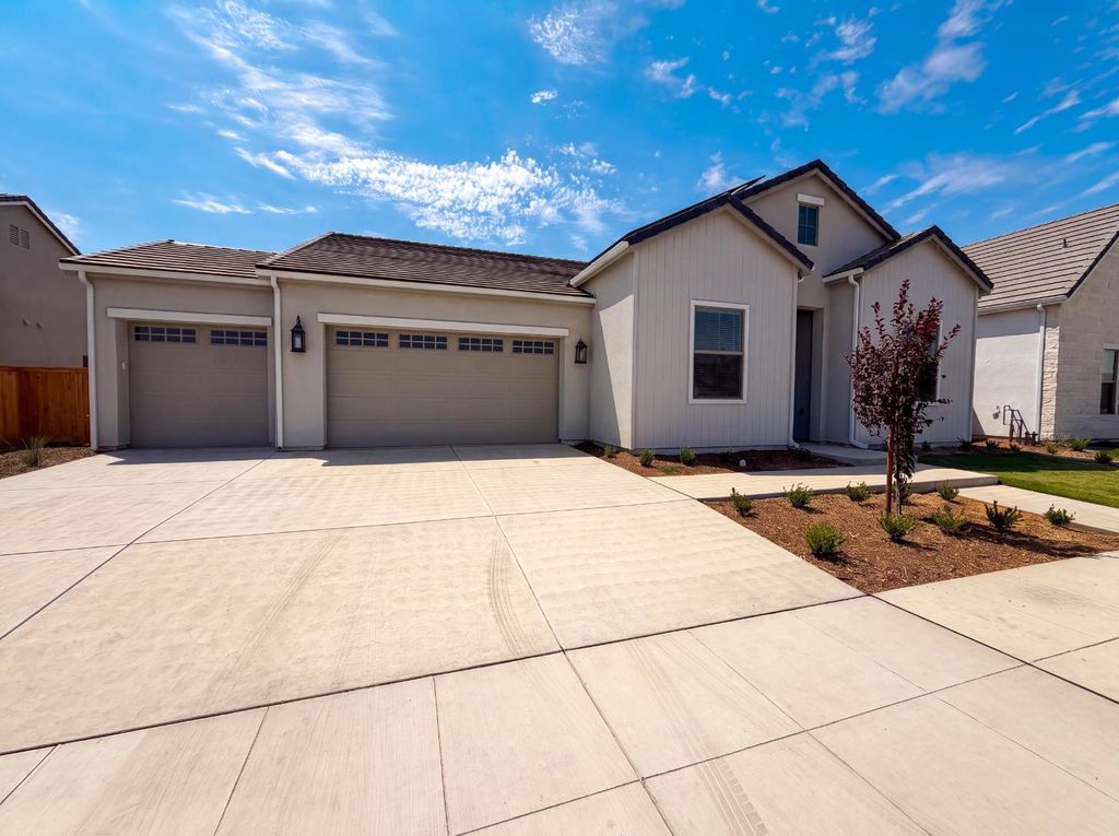 2246 N Marion Avenue, Clovis, CA 93619