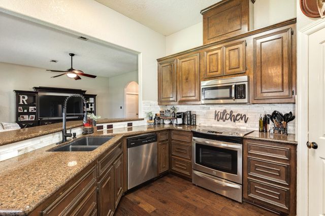111 Goldfinch Ct, Richwood, TX 77531