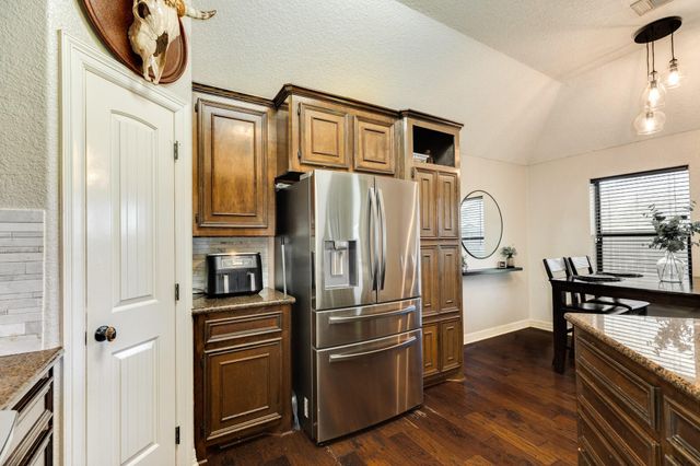 111 Goldfinch Ct, Richwood, TX 77531