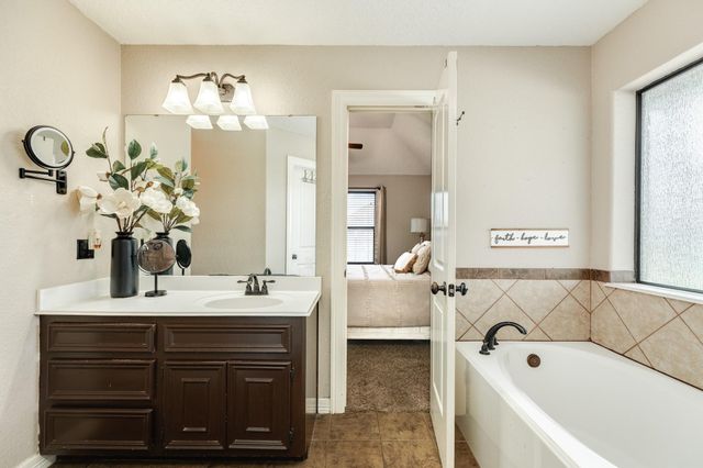 111 Goldfinch Ct, Richwood, TX 77531