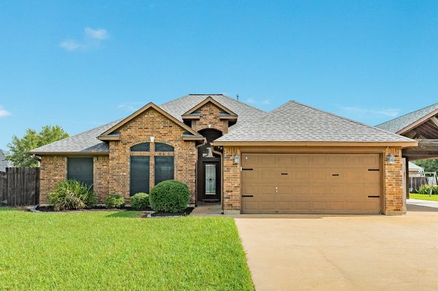 111 Goldfinch Ct, Richwood, TX 77531