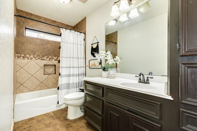 111 Goldfinch Ct, Richwood, TX 77531