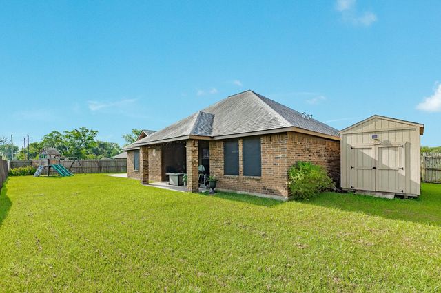111 Goldfinch Ct, Richwood, TX 77531