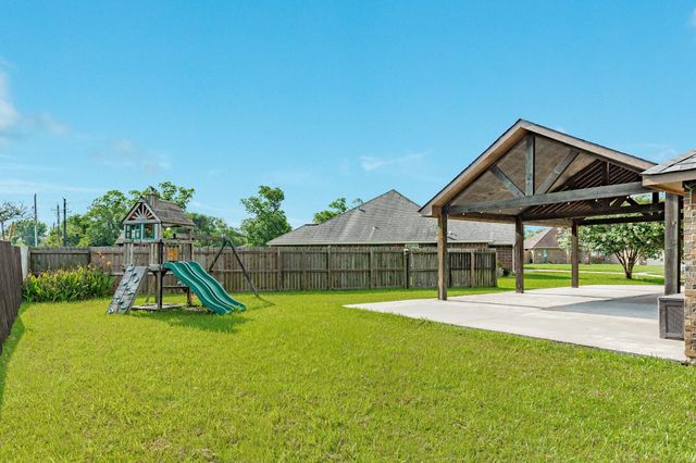 111 Goldfinch Ct, Richwood, TX 77531