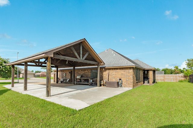 111 Goldfinch Ct, Richwood, TX 77531