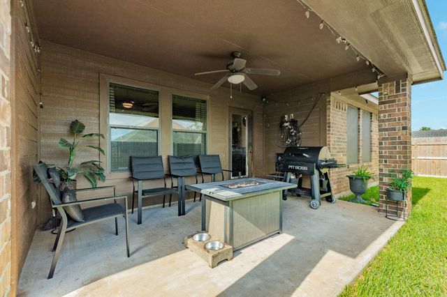 111 Goldfinch Ct, Richwood, TX 77531