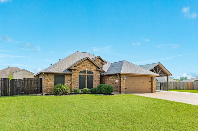 111 Goldfinch Ct, Richwood, TX 77531