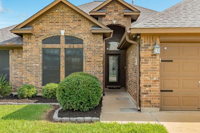 111 Goldfinch Ct, Richwood, TX 77531
