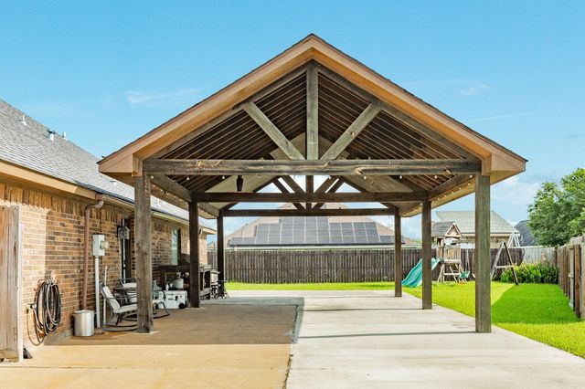111 Goldfinch Ct, Richwood, TX 77531