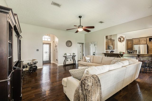 111 Goldfinch Ct, Richwood, TX 77531