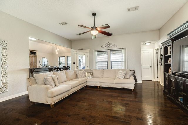 111 Goldfinch Ct, Richwood, TX 77531