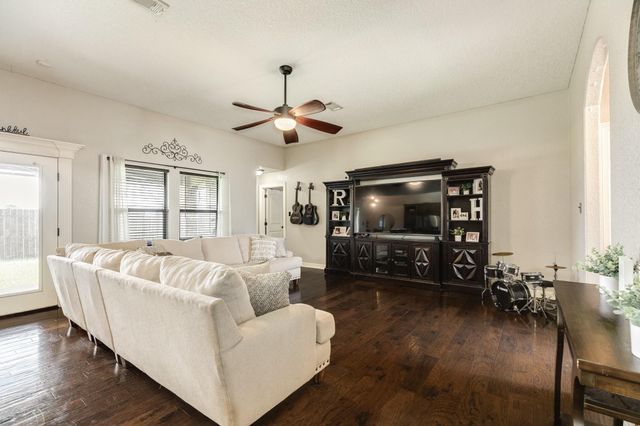 111 Goldfinch Ct, Richwood, TX 77531