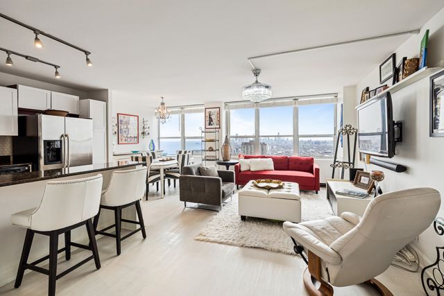 655 W IRVING PARK Road 5315, Chicago, IL 60613