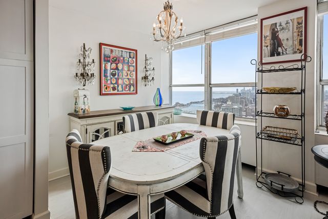 655 W IRVING PARK Road 5315, Chicago, IL 60613