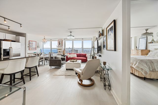 655 W IRVING PARK Road 5315, Chicago, IL 60613