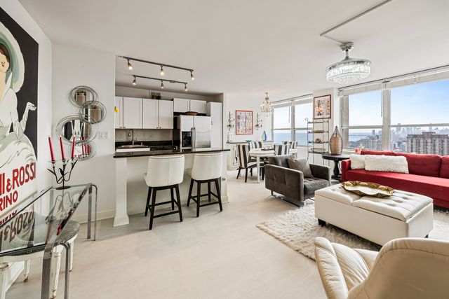 655 W IRVING PARK Road 5315, Chicago, IL 60613