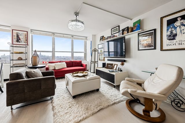 655 W IRVING PARK Road 5315, Chicago, IL 60613