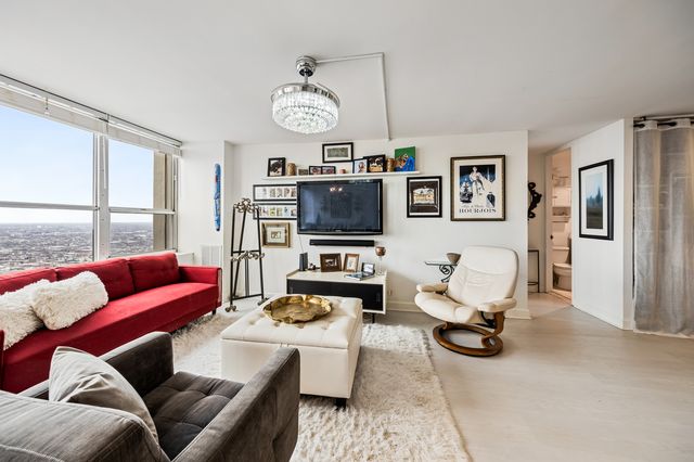 655 W IRVING PARK Road 5315, Chicago, IL 60613