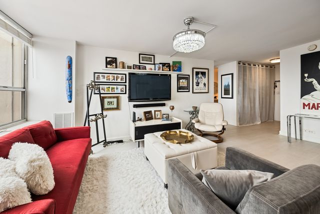 655 W IRVING PARK Road 5315, Chicago, IL 60613