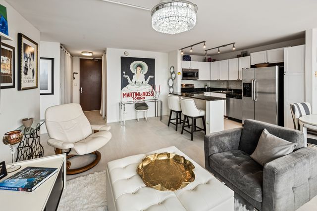 655 W IRVING PARK Road 5315, Chicago, IL 60613