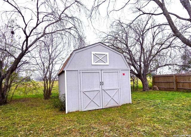 809 8th, Floresville, TX 78114