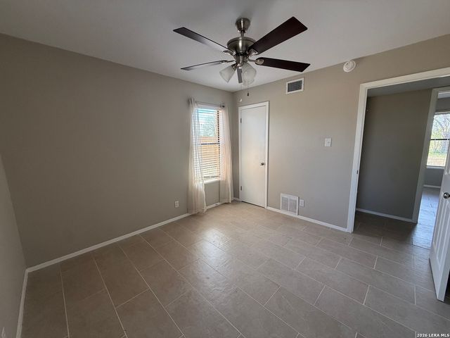 809 8th, Floresville, TX 78114