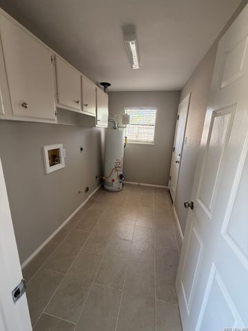 809 8th, Floresville, TX 78114
