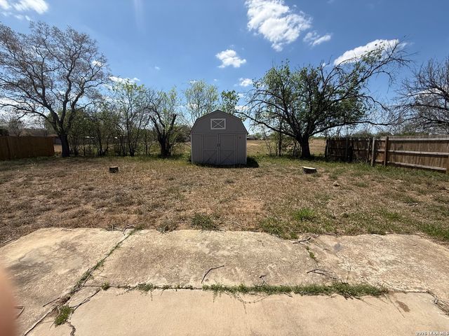 809 8th, Floresville, TX 78114