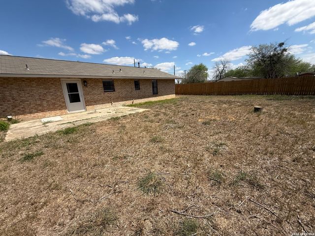 809 8th, Floresville, TX 78114