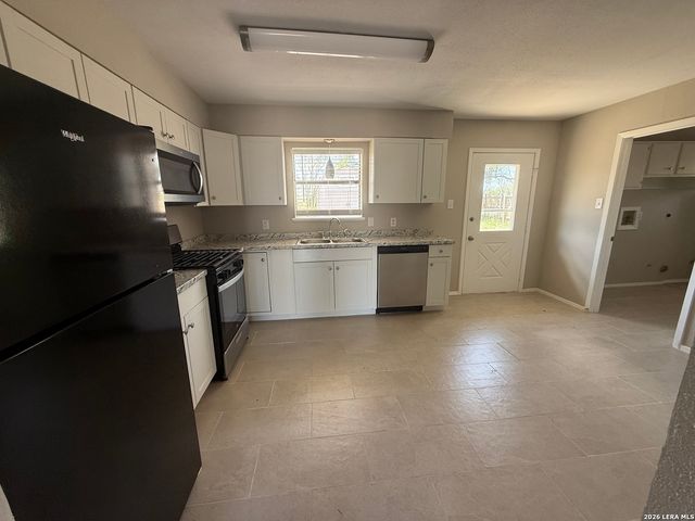 809 8th, Floresville, TX 78114