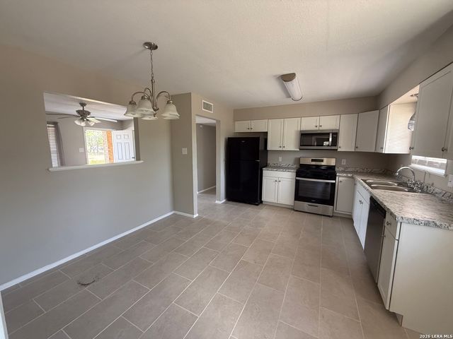809 8th, Floresville, TX 78114