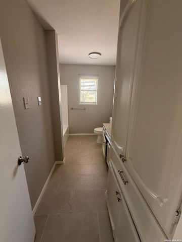 809 8th, Floresville, TX 78114