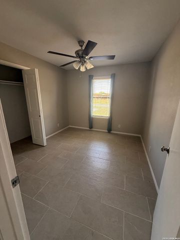 809 8th, Floresville, TX 78114