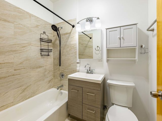 3517 W Diversey Avenue, Chicago, IL 60647