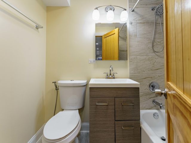 3517 W Diversey Avenue, Chicago, IL 60647