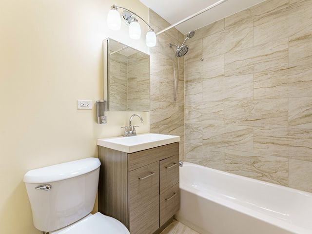 3517 W Diversey Avenue, Chicago, IL 60647