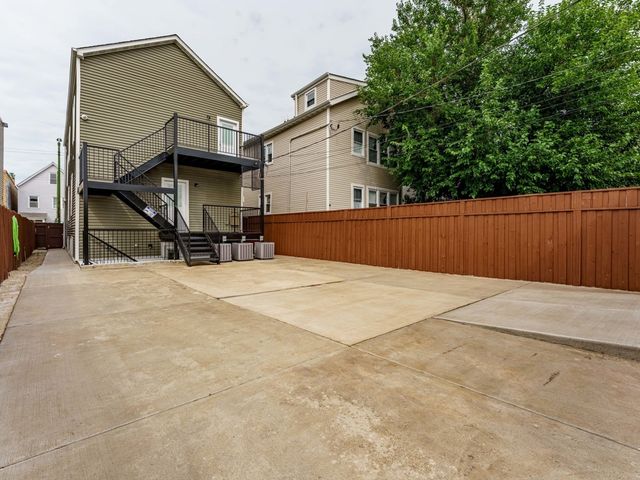 3517 W Diversey Avenue, Chicago, IL 60647