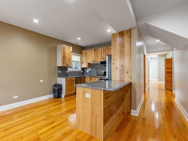 3517 W Diversey Avenue, Chicago, IL 60647