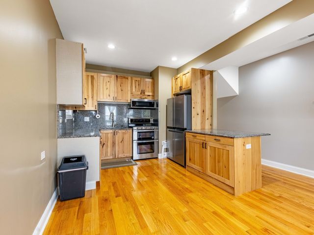 3517 W Diversey Avenue, Chicago, IL 60647