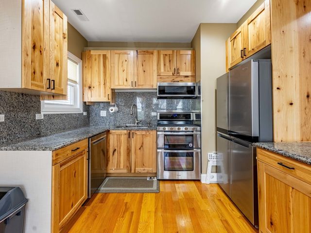 3517 W Diversey Avenue, Chicago, IL 60647