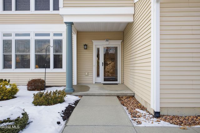 707 Lois Lane, Niskayuna, NY 12304