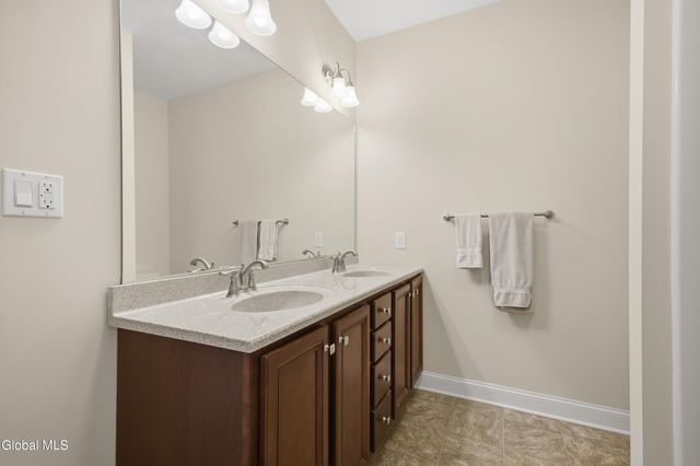 707 Lois Lane, Niskayuna, NY 12304