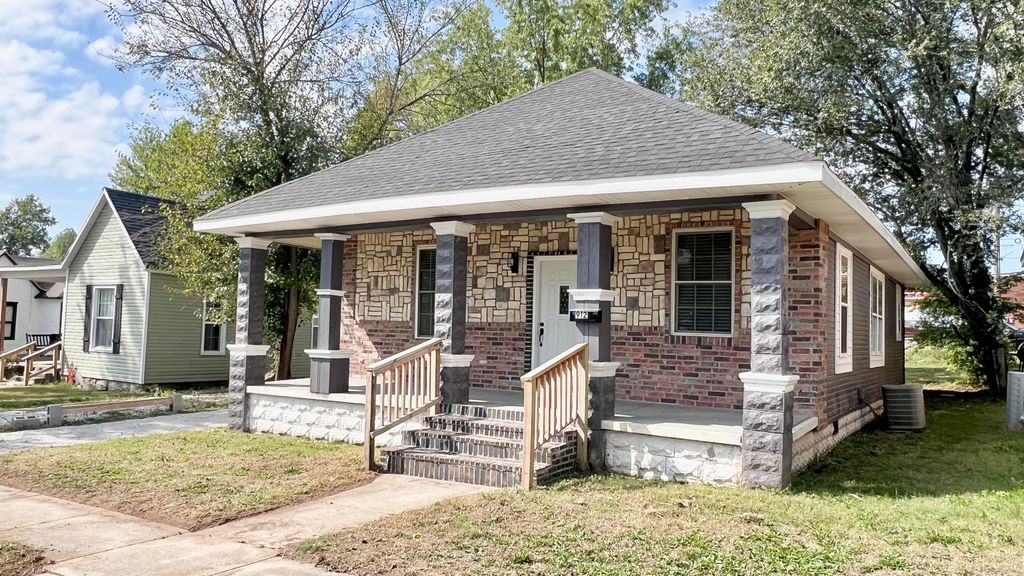 912 3rd Street, Monett, MO 65708