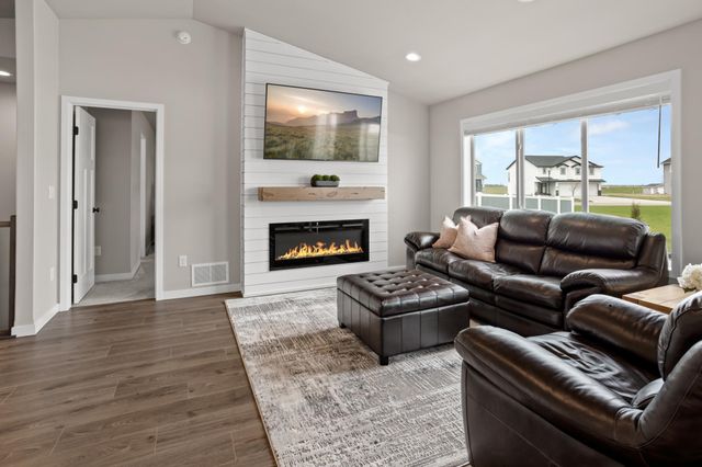 1306 22nd Avenue W, West Fargo, ND 58078