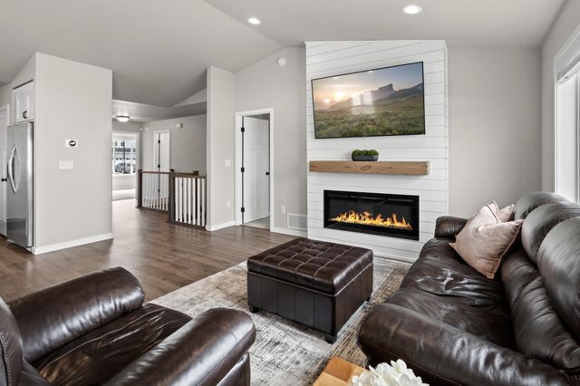 1306 22nd Avenue W, West Fargo, ND 58078