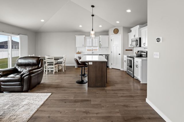 1306 22nd Avenue W, West Fargo, ND 58078