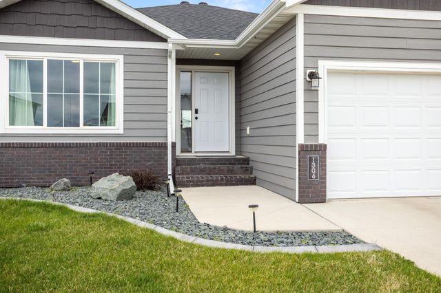 1306 22nd Avenue W, West Fargo, ND 58078